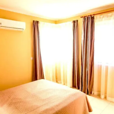 Apartment Dinie, One Bedroom Apartment By The Beach With Pool Lägenhet